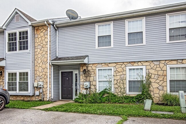 Building Photo - 2 bedroom, 2.5 bathroom townhome in Newark