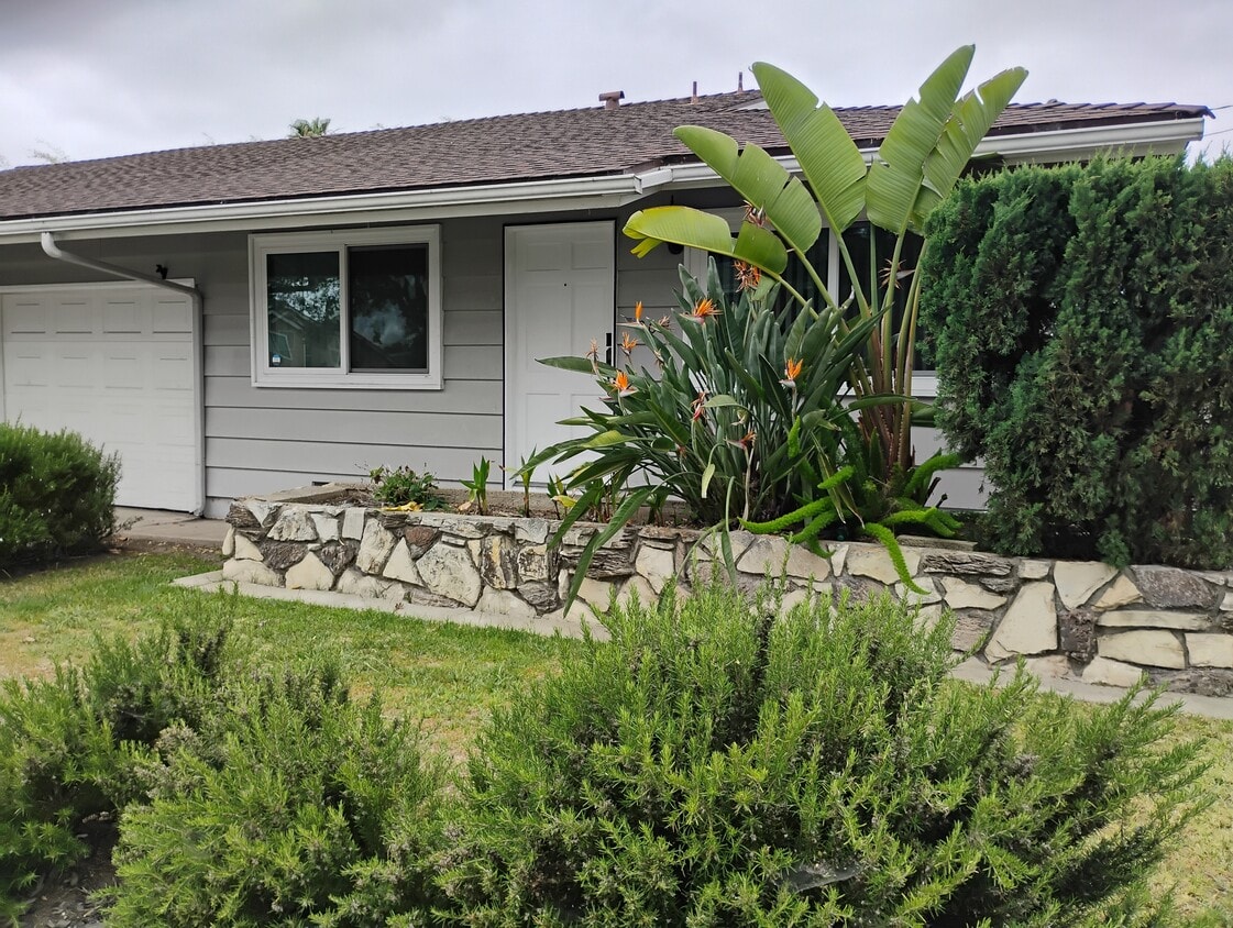 Photo - 301 Santa Isabel Ave (Costa Mesa, CA)