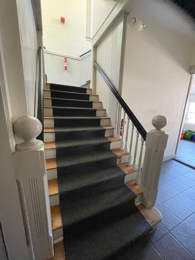 Escaleras al apartamento - 178 Main St Unidad 2