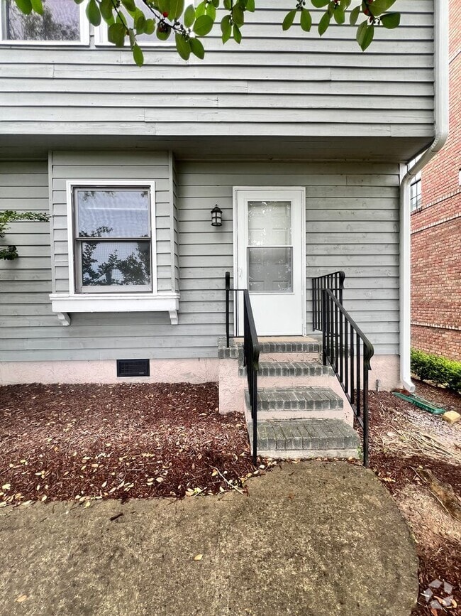 Building Photo - Downtown Condo/Townhouse with Water View
