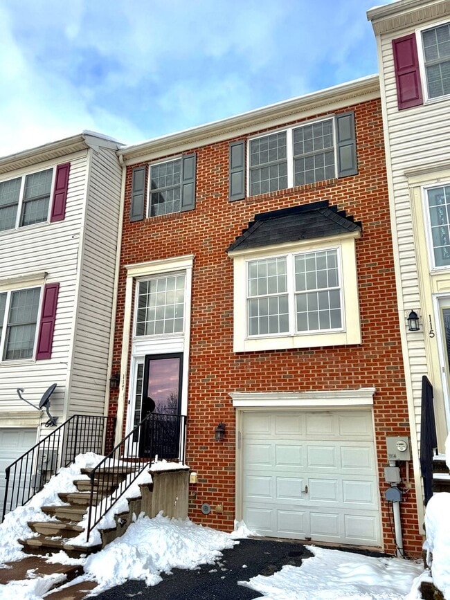 Building Photo - THREE BEDROOM TOWNHOUSE