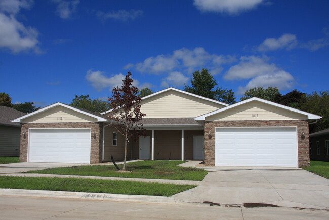 Affordable Family Housing - Villas at Fox Pointe Apartments
