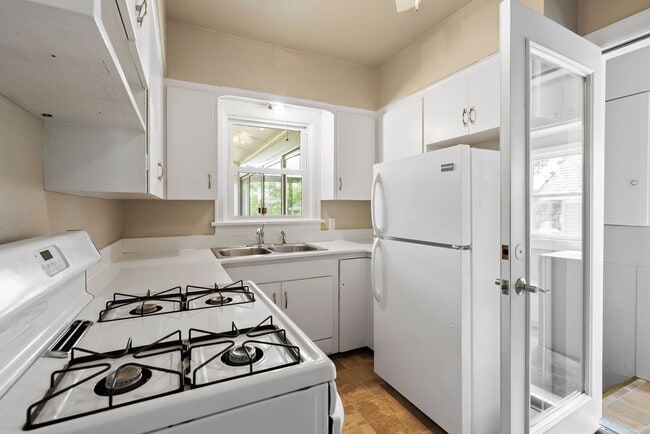 Photo - 915 W 9th St