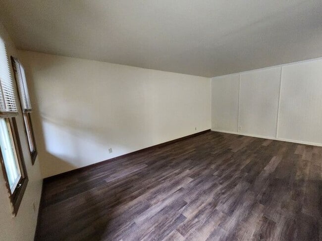 Photo - Downtown 1 bedroom Courtyard Apartment *Tenant Pays Electric ONLY!*