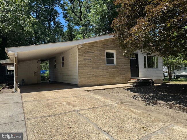 Building Photo - 601 E Lakeshore Dr