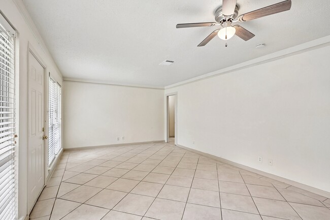 6401 Rowan Ln