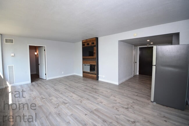 Photo - 410 W 7th St