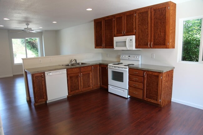 Photo - 233 Whitman St S