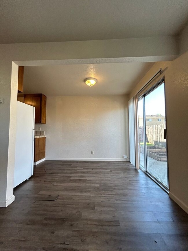 Photo - 2 Bed, 1.5 Bathroom Apartment Unit 1531 Gabilian -2