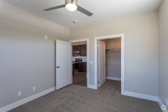 1BR, 1BA - 701 SF