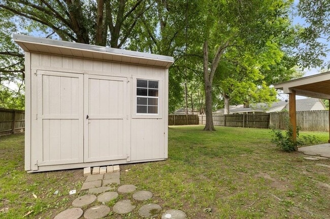 Photo - 908 N Roselawn Dr