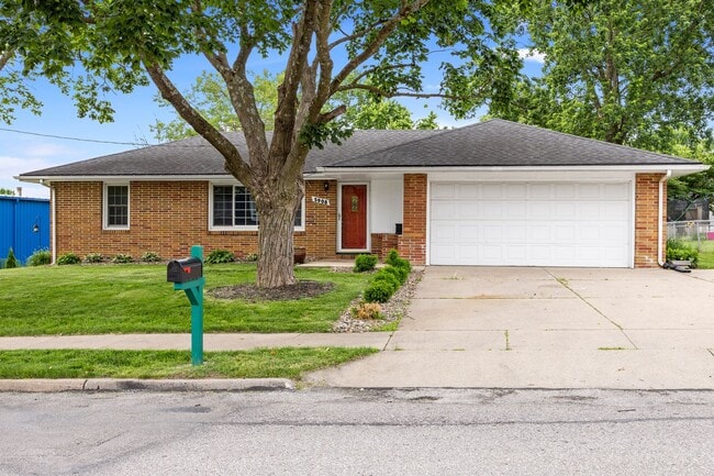 Building Photo - 3 Bedroom 2 Bath 2 Stall Garage Urbandale