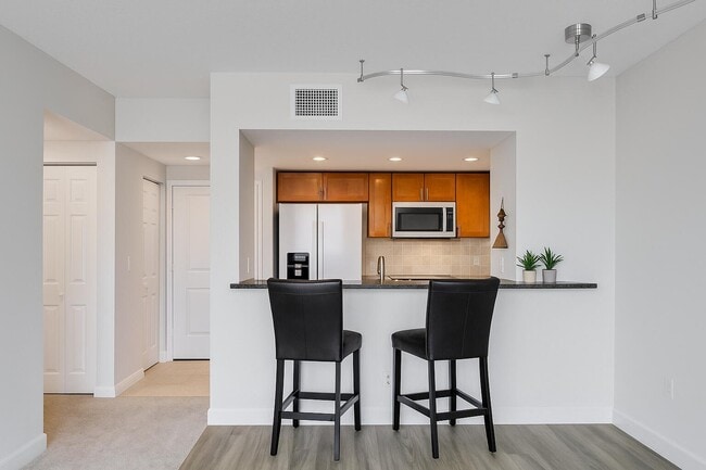 Building Photo - 511 Lucerne Ave Unit 310 Rental