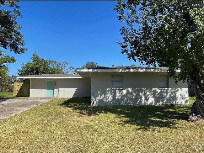 Building Photo - 1609 Clover Dr Rental