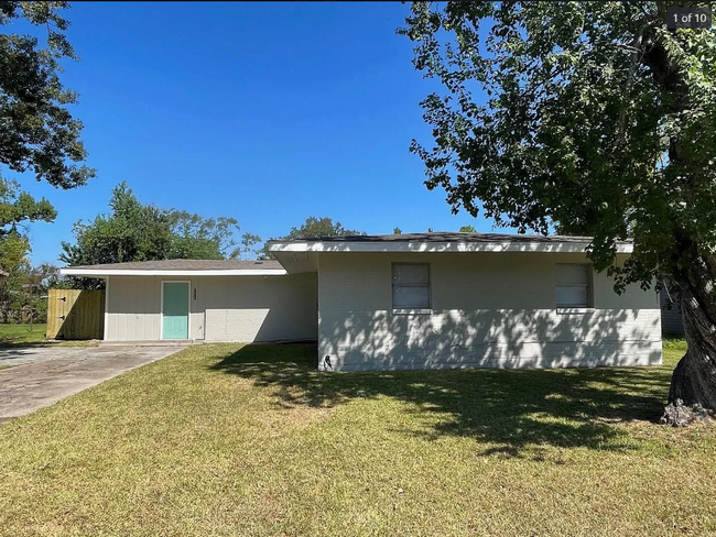 Photo - 1609 Clover Dr House