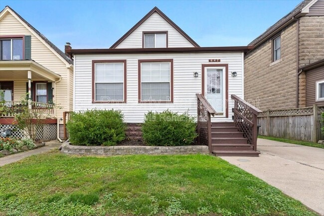 Building Photo - 647 Elm St