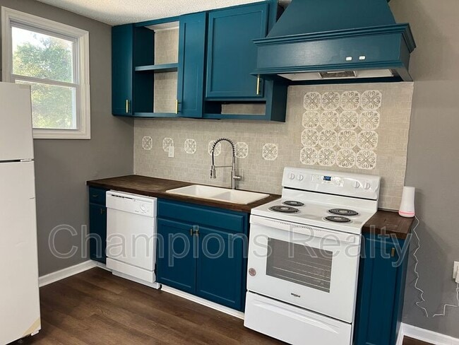 Building Photo - 2603 Garden Dr Unit A