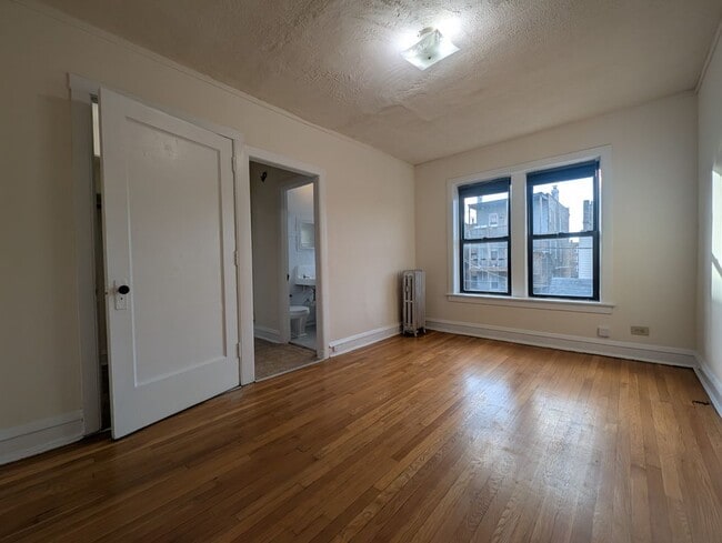 Building Photo - 2700 N Spaulding Ave Unit 3310-2Y