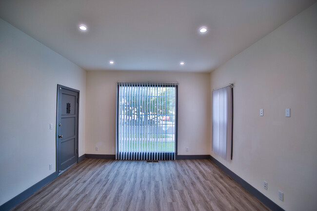 Living Room - 3015 Virginia Rd Apartments