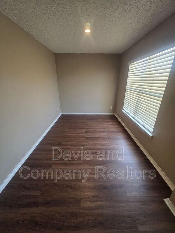 Photo - 707 Devonian Dr