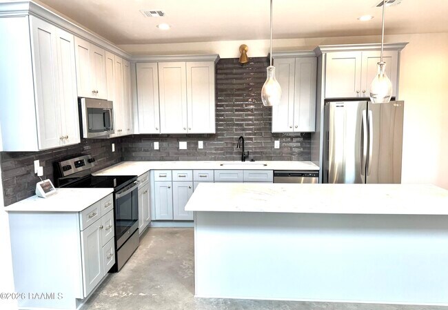 512 Highland Oaks Ln