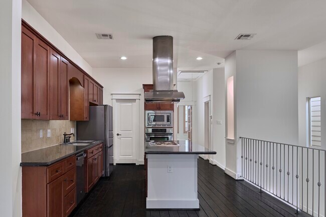 Photo - 5516 Larkin St