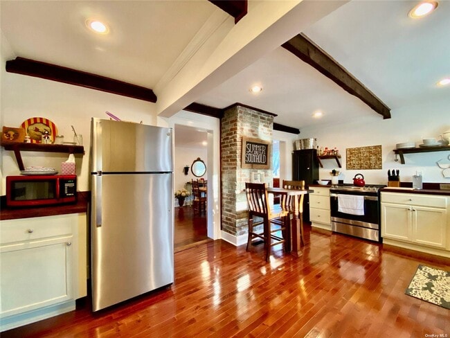 Photo - 1975 Youngs Ave