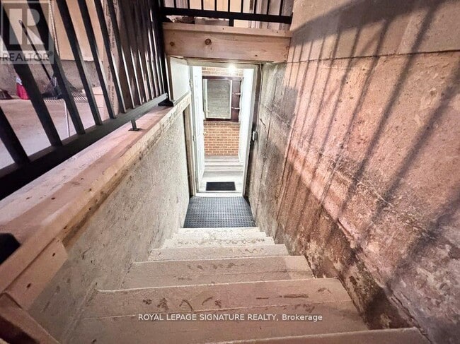 Photo - 285 Mississaga St