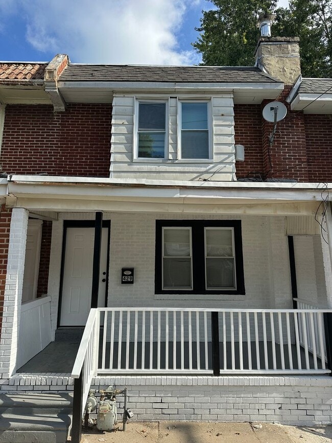 Building Photo - 3 Bed / 1 Bath Fully Renovated Row Home in...