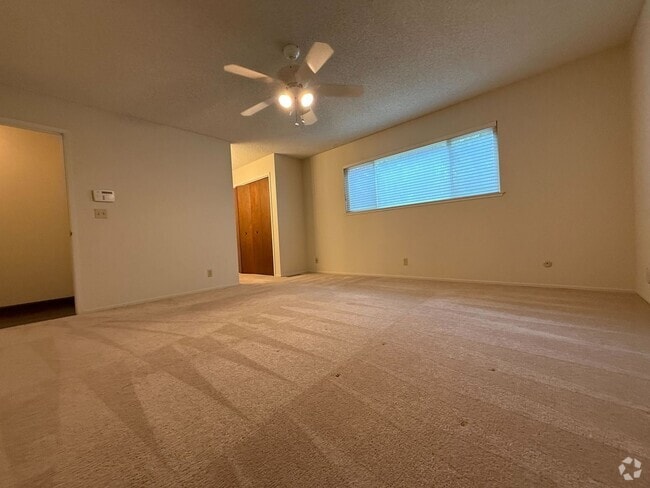 Building Photo - Fantastic 3 bedroom 2 bath Home in Montere...