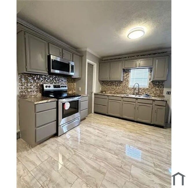 Building Photo - 216 E 33rd St