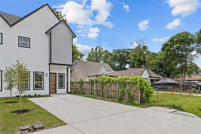 Building Photo - 7805 Farnsworth St Rental