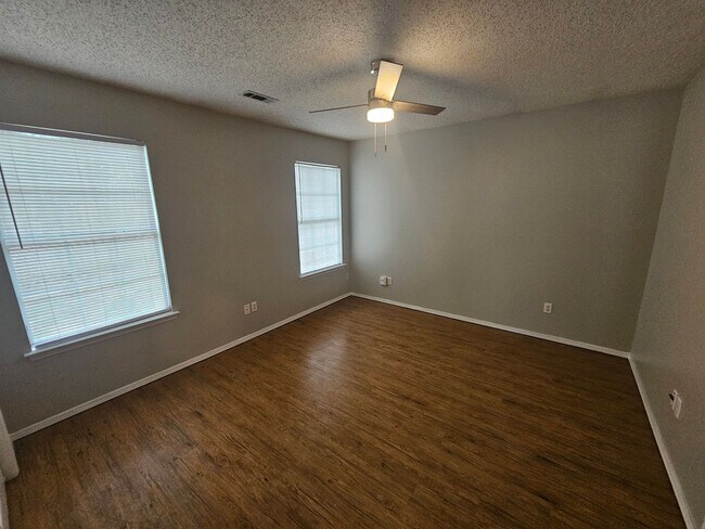 Photo - Nice 3 bedroom 2 bath home with fenced in ...