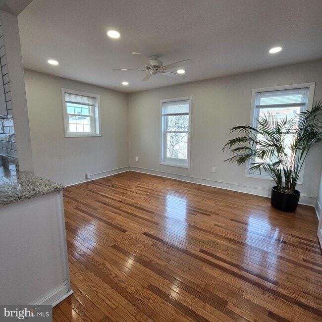 Building Photo - 4400 Main St Unit 3B