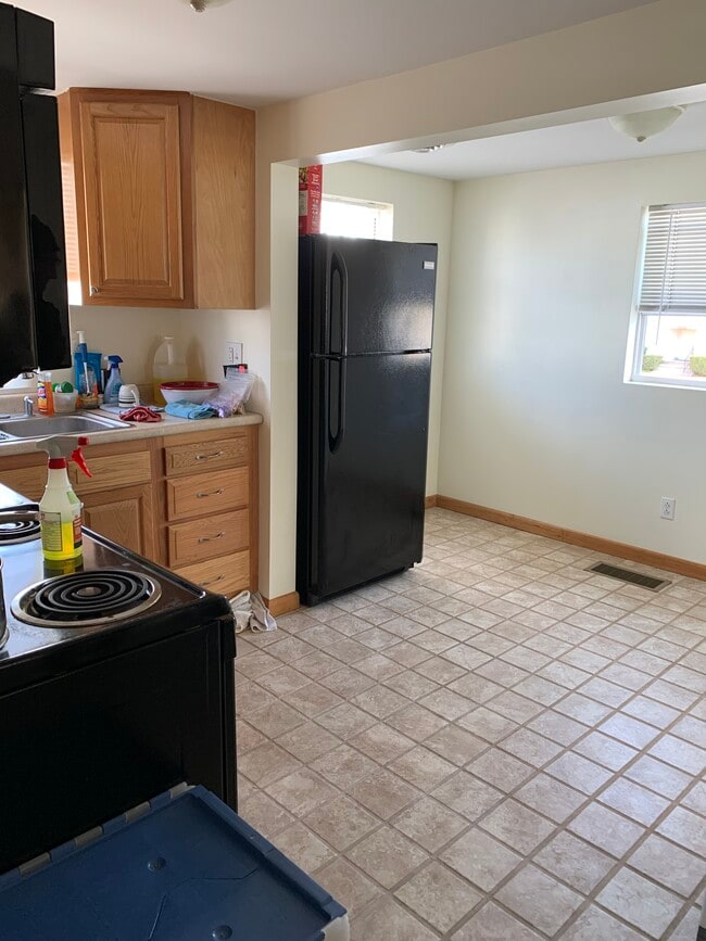 Eat in kitchen with appliances - 1408 3rd Ave Unit 2