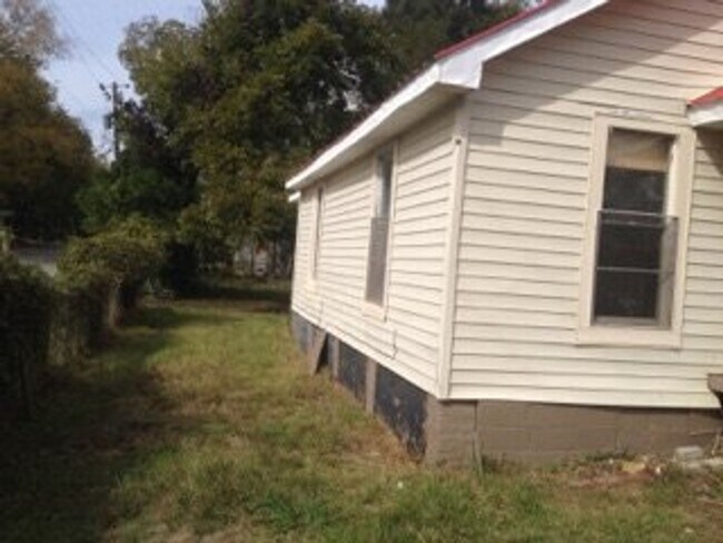 Photo - **ON HOLD**3 Bedroom / 2 Bathroom Home for...