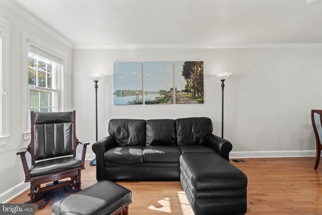 Building Photo - 510 E Nelson Ave