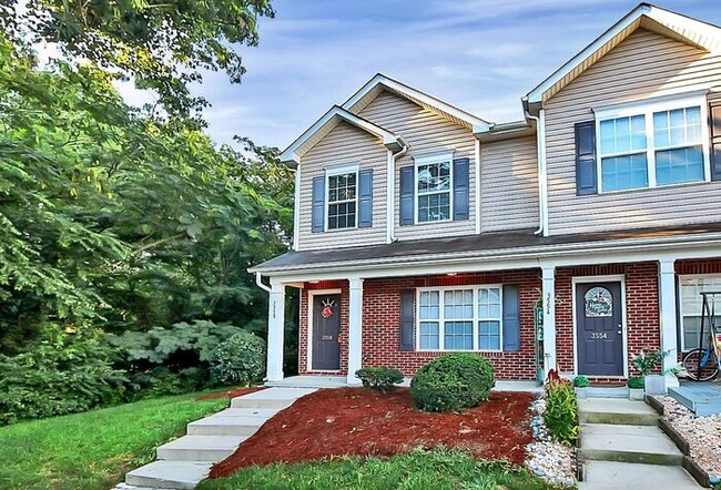 End Unit 3BD/2.5BA Townhome in Mill Creek!