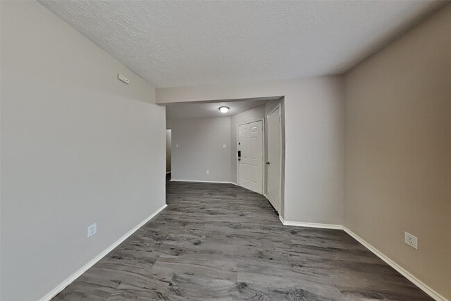 Photo - 2908 Piccadilly Circus