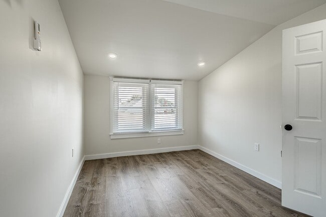 Building Photo - 324-326 Darby Rd-3R Unit 3R