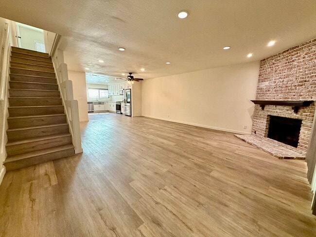 Building Photo - Beautifully Updated 3-Bedroom Tri-Level Co...