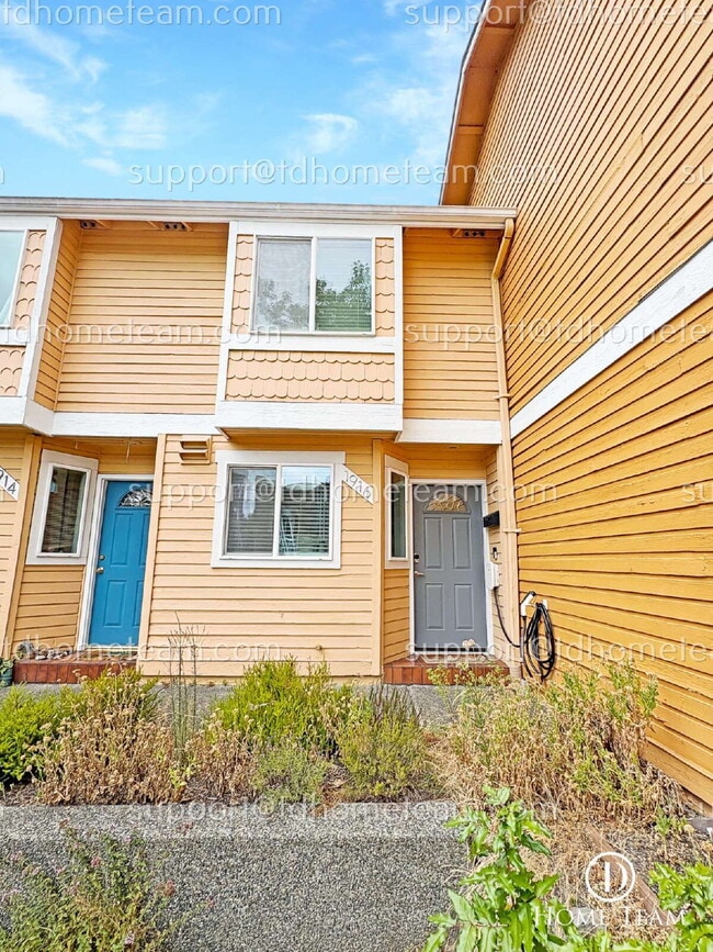 Building Photo - "Charming 2-Bedroom Townhouse Retreat in Seattle – 860 Sq Ft of Urban Comfort!"