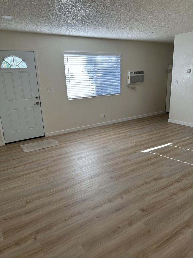 Building Photo - 512 Fein Ave Unit B