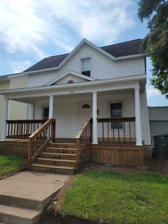 Photo - 121 Broadway St