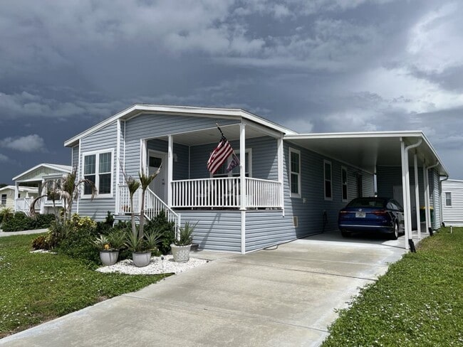 Photo - 324 Waddell St