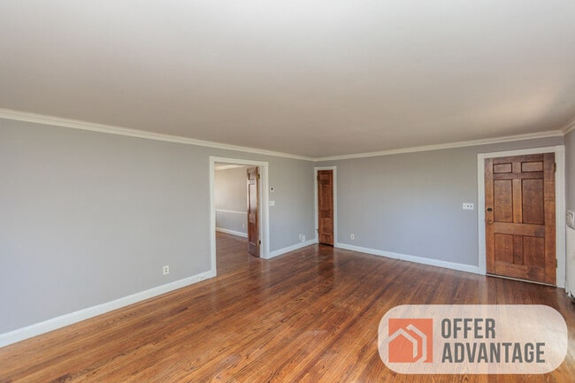 Photo - 3449 Glencairn Rd
