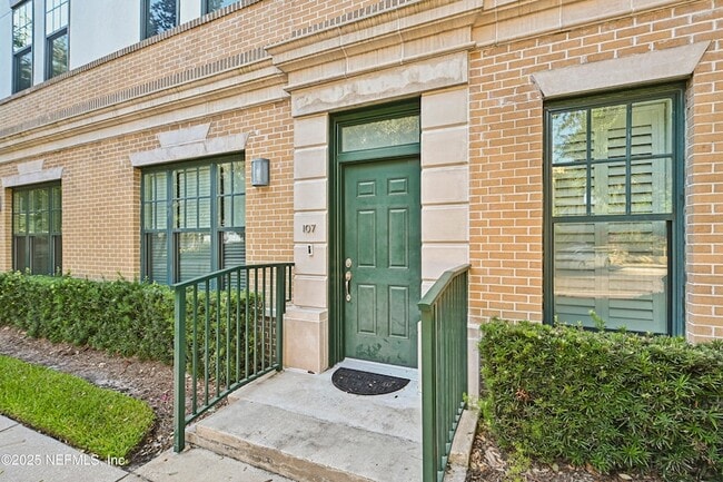 Building Photo - 1661 Riverside Ave Unit 107