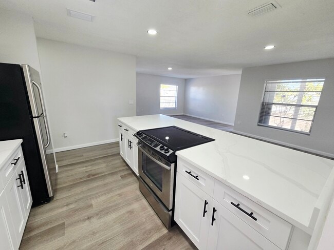 Photo - 843 42nd St S