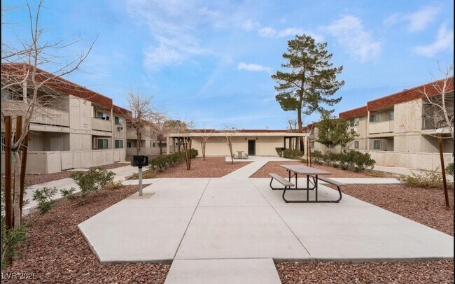 Photo - 5440 S Swenson St Unidad 18