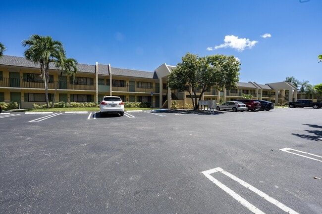 Building Photo - 1809 Meadows Cir W Rental